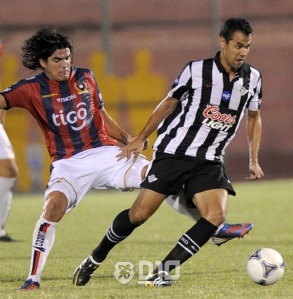 Oviedo and Velazquez battle it out in a previous meeting - Photo: D10.com.py
